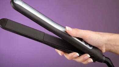 A person holding black color straightener | best hair straightener for men